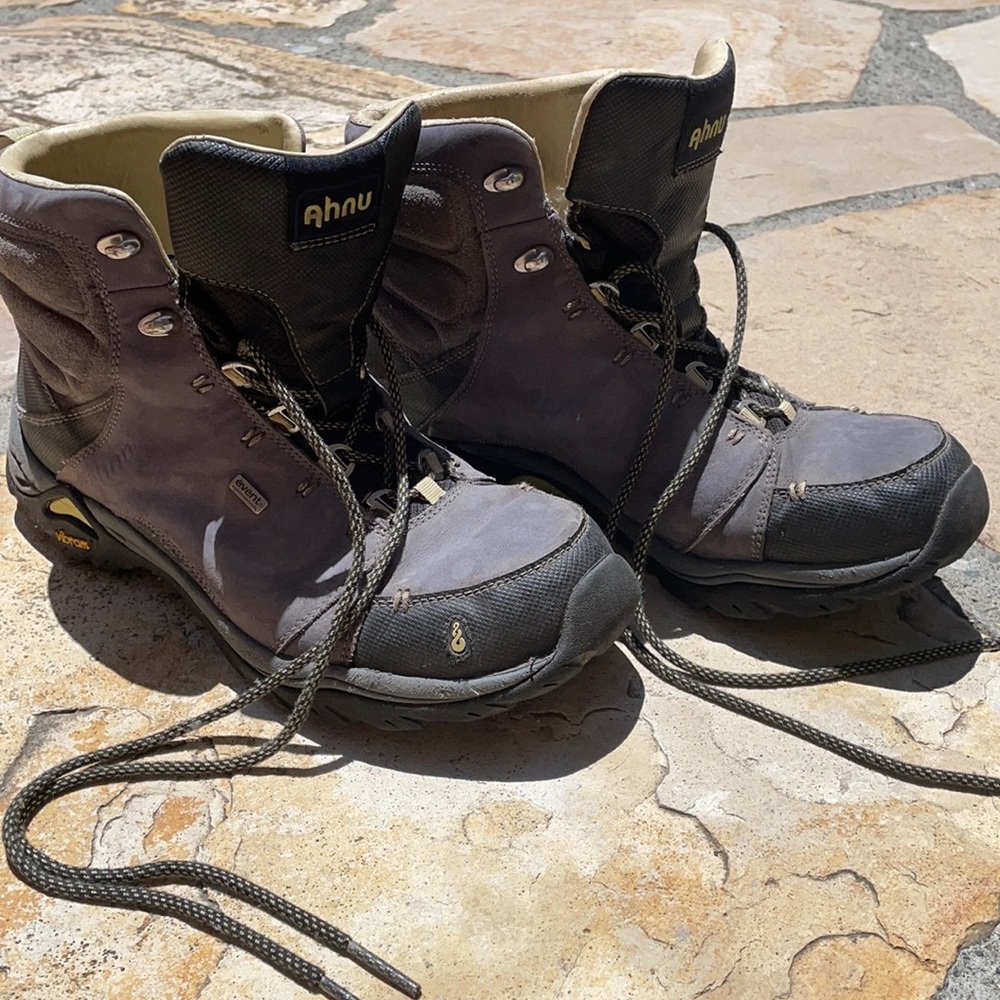 Ahnu women’s lavender waterproof hiking boots sz10